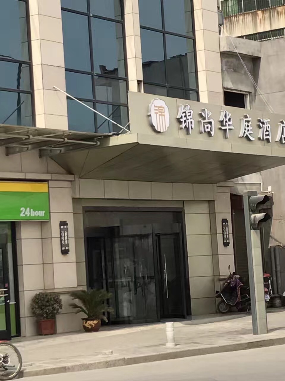 長安區(qū)中旋轉門，玻璃幕墻成功安裝完畢